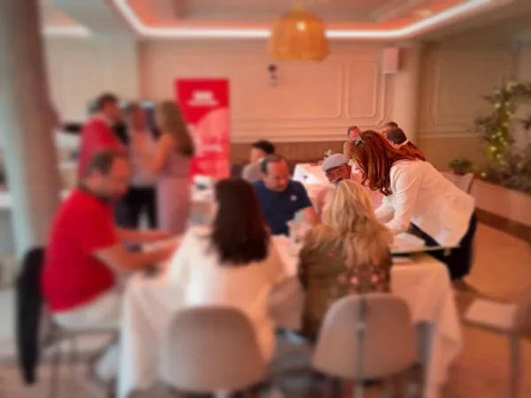 Präsentation der JD-Dekorteller im internationalen Netzwerk